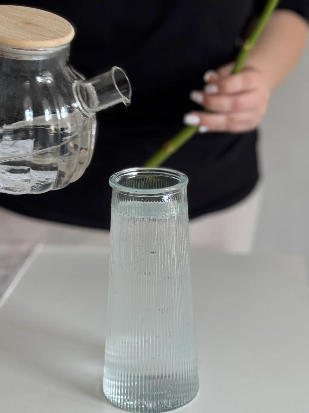 Оновлення води у вазі з гортензією